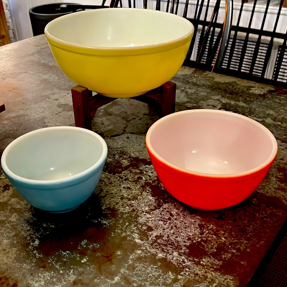 Vintage 1940’s no number primary color nesting mixing bowls